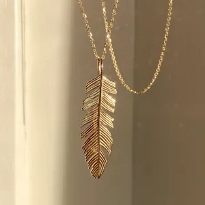14KT Yellow Gold Detailed Feather Pendant Chain Necklace