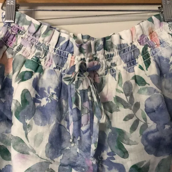 Bella Dahl linen lined shorts. Lot‎ of movement with material. Size Medium. NWT.