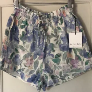 Bella Dahl linen lined shorts. Lot‎ of movement with material. Size Medium. NWT.