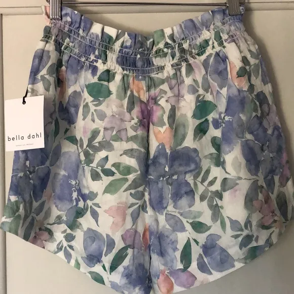 Bella Dahl linen lined shorts. Lot‎ of movement with material. Size Medium. NWT.