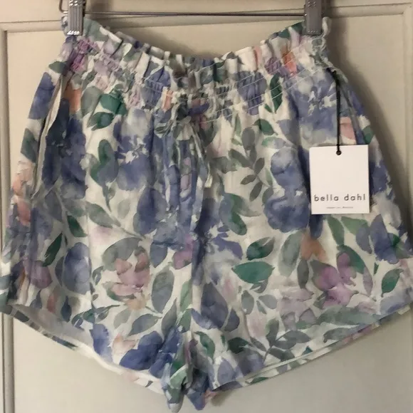 Bella Dahl linen lined shorts. Lot‎ of movement with material. Size Medium. NWT.