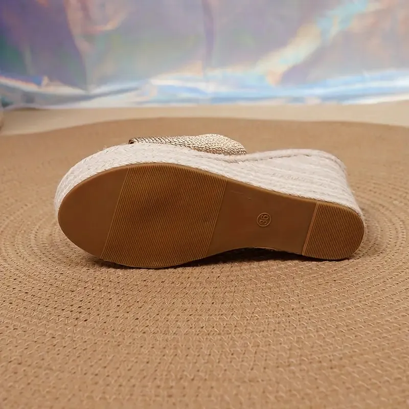 Helga – Stijlvolle sleehak sandalen met geweven patroon