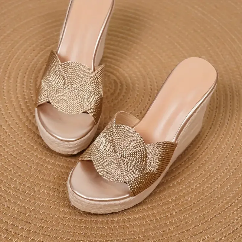 Helga – Stijlvolle sleehak sandalen met geweven patroon