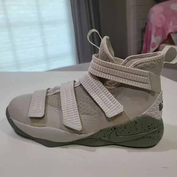 NIKE LEBRON JAMES Grey&amp; Tan Velcro Hightop Your Little Baller SOLDIER XL 5.5